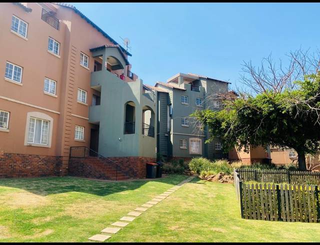 2 BEDROOM TOWNHOUSE FOR SALE IN CASTLEVIEW
